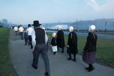 Visiteurs mennonites en costume. - Yukiko Yamanote - Iconotec