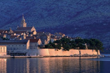 Remparts de Korčula au lever du soleil. - Ana NEVENKA - Iconotec