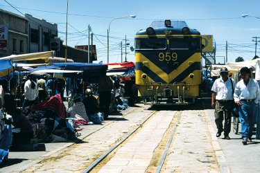 À Oruro le train passe au milieu du marché. - Sylvie LIGON