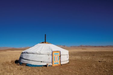 Yourte en plein milieu de la steppe. - Maxence Gorréguès