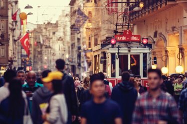 Le tramway rouge dans la rue Istiklal à Taksim damircudic