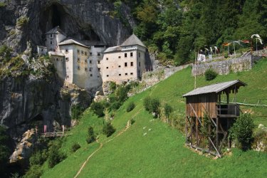 Château de Predjama. - Santi Rodríguez - Fotolia