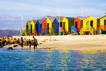 Nageurs profitant de la célèbre plage de St James. - Andrea Willmore - Shutterstock.com