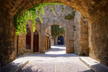Arche médiévale dans la vieille ville de Rhodes. - JeniFoto - Shutterstock.com