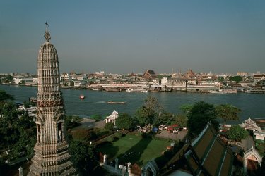 Wat Arun dominant le fleuve. - Author's Image
