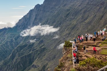 Le piton Maïdo offre une vue magnifique sur le cirque de Mafate. - byvalet - Shutterstock.com