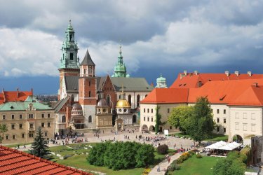 La cathédrale de Wawel est l'église principale de l'archidiocèse de Cracovie. - TanyaSv