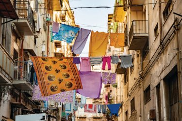 Les <i>panni stesi</i> qui ornent les rues napolitaines. Tomoland - iStockphoto.com