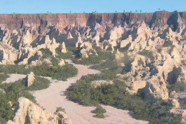 Tsingy rouges près du lodge de Jacky Cauvin - Arnaud BONNEFOY