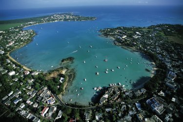 Survol de Grand Baie. - Atamu RAHI - Iconotec