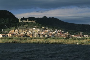 Bosa est une ville située au bord du fleuve Temo. Hugo Canabi - Iconotec