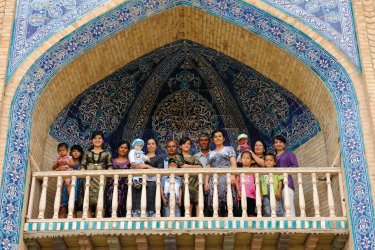 Portrait d'une famille de touristes ouzbeks au balcon de la madrasa Islam Khodja. - Patrice ALCARAS