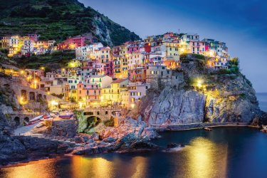 Manarola de nuit. - MartinM303 - iStockphoto