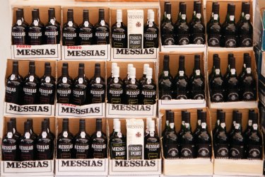 Vente de porto sur un marché à Albufeira. - Maxence Gorréguès