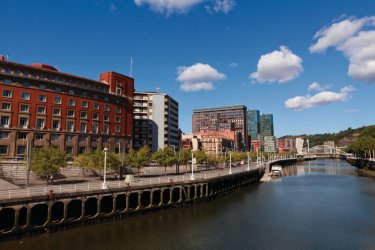 Bilbao, une ville située le long du Nervión. - Philippe GUERSAN - Author's Image