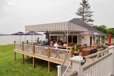 Terrasse en bordure du Saint-Laurent à Kamouraska. - Valérie FORTIER