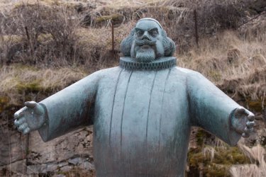 Statue du poète et écrivain Petter Dass. De Jongh Photography - Shutterstock.com