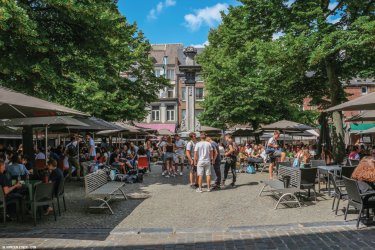 Dans les rues de Namur. M. Vanden Eynde - OTN