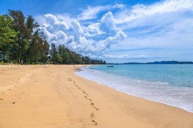 Jolie plage sur Khao Lak. - Sergey Belov - Fotolia
