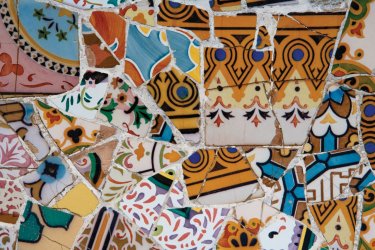 Les mosaïques constituant le parc Güell, oeuvre de Gaudí. - Author's Image