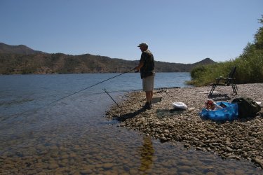 Moment de pêche à Riba-Roja d'Ebre. - Patronat Turisme Diputació Tarragona - Terres de l'Ebre