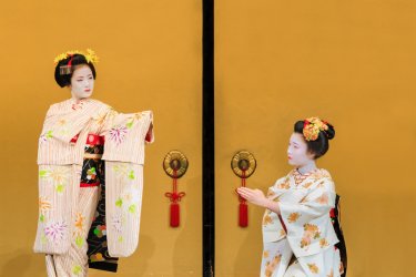 Représentation de <i>kyōmai </i>(danse de Kyōto). shutterstock.com - cowardlion