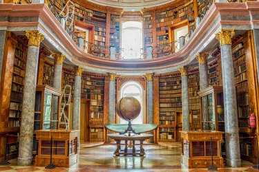 Bibliothèque de l'abbaye de Pannonhalma. - Tainar - Shutterstock.com