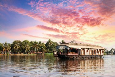 Houseboat traditionnel sur les rives du lac Vembanad à Alleppey. - Byheaven - iStockphoto