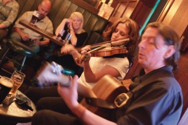 Appréciez votre bière au son de la musique celtique. Lawrence BANAHAN - Author's Image