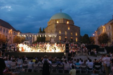 Spectacle de nuit devant l'église-mosquée sur la place Széchenyi Tér. - S.Nicolas - Iconotec