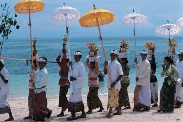 Procession d'un odalan sur la plage de Nusa Dua. - Yukiko Yamanote - Iconotec