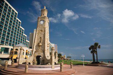 La vieille tour de l'horloge de Daytona Beach. - cristianl - iStockphoto.com
