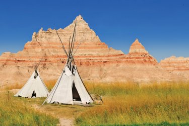 Campement sioux dans le parc national des Badlands. - LaserLens