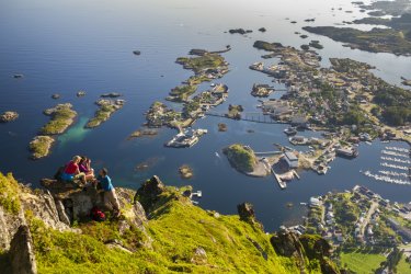 Vue d'ensemble sur Svolvaer, Îles Lofoten. - CH - Visitnorway