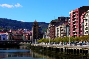 Bilbao, une ville située le long du Nervión. - Philippe GUERSAN - Author's Image