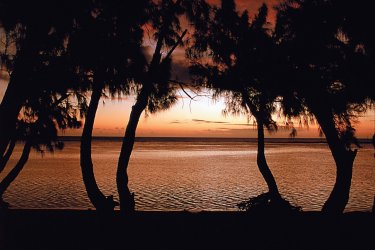Coucher de soleil sur une des plages de L'Ermitage. - DR