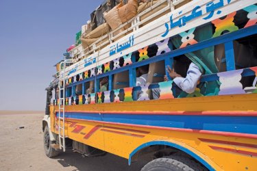 Bus dans le désert soudanais. - Tom Pepeira - Iconotec