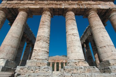 Temple dans la zone archéologique de Segeste. - Picsofitalia.com