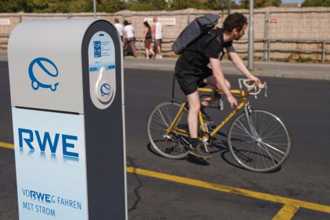 Deux modes de transports écologiques (vélo et voiture électriques). (© Author's Image)