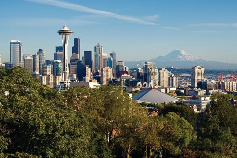 Skyline de Seattle dominée par le mont Rainier. (© davelogan)