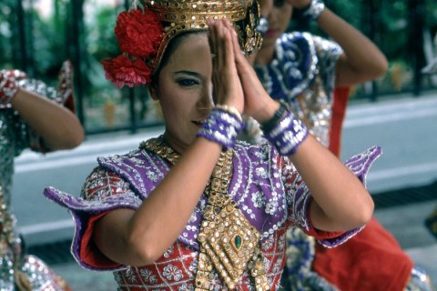 Danseuse en costume traditionnel. (© S.Nicolas - Iconotec)