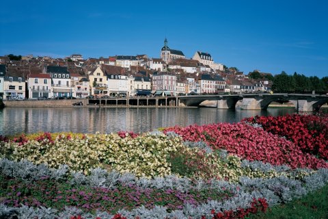 Joigny, au bord de l'Yonne. (© ITZAK NEWMANN - ICONOTEC)