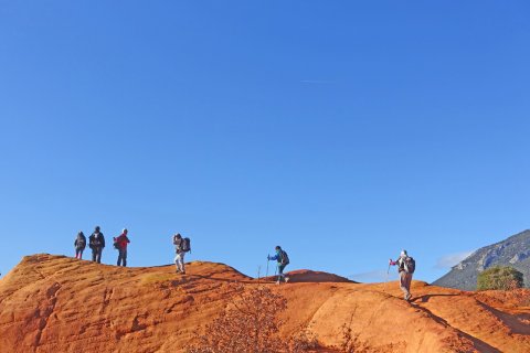 Randonnée dans les carrières d'ocre. (© helenedevun - stock.adobe.com)