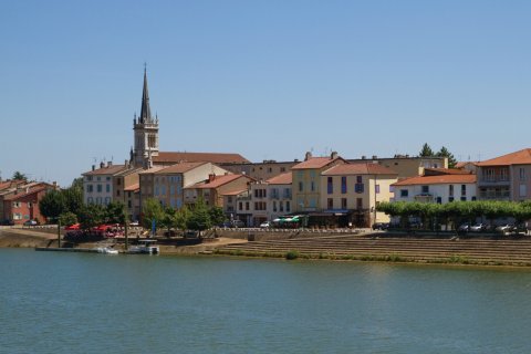 ville de Mâcon bordée par la Sâone (© iurii)