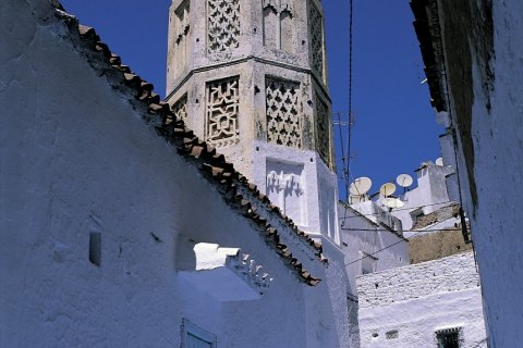 Ruelle et minaret à Chefchaouen. (© Hugo Canabi - Iconotec)