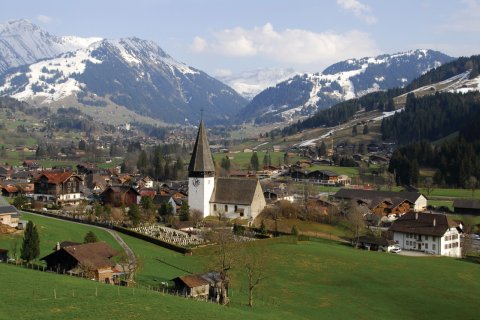 Saanen et le village de Gstaad en fond. (© Brytta - iStockphoto)