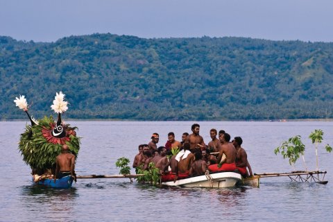 Arrivée des masques dukduk dans la baie de Rabaul. (© Philippe Gigliotti)