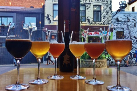 Dégustation de bières artisanales dans le quartier du Plateau. (© Valérie FORTIER)