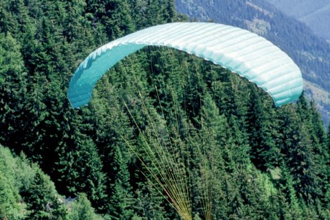 Parapente dans la vallée de Chamonix (© PAULETTE RICHARD - ICONOTEC)