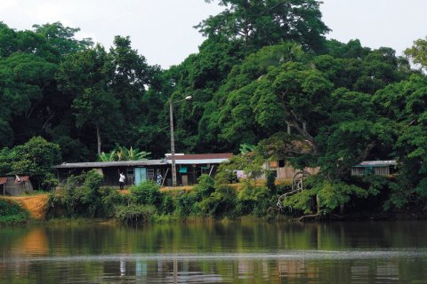 Maison sur les bords de l'Ogooué. (© Bernadette VOISIN)